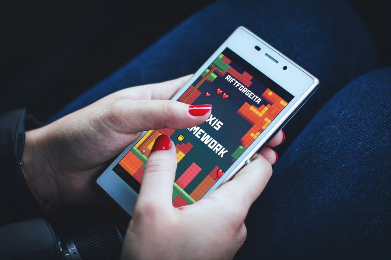 Smartphone displaying Java game development course "Axis Framework"